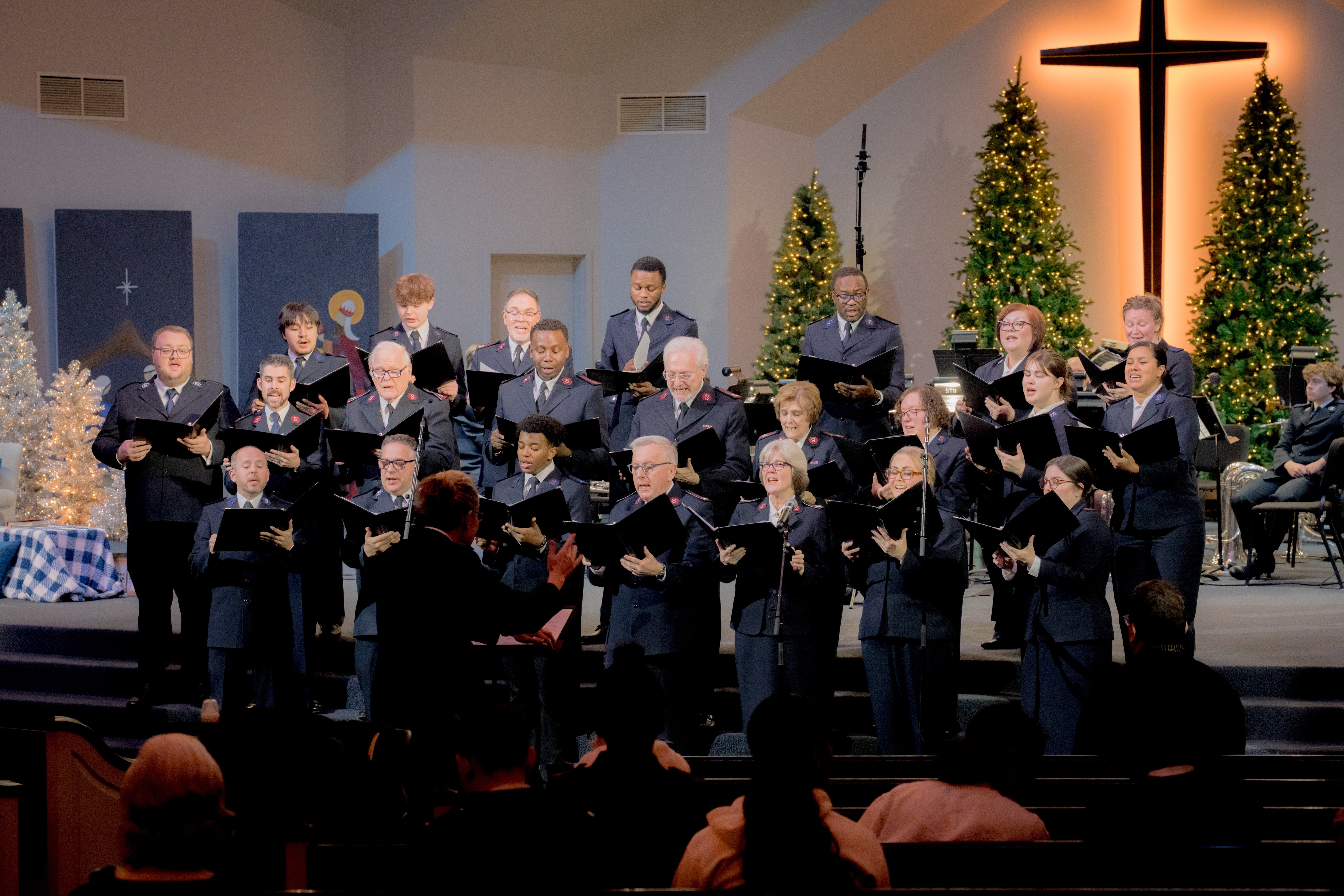 A choir sings together at the Christmas concert