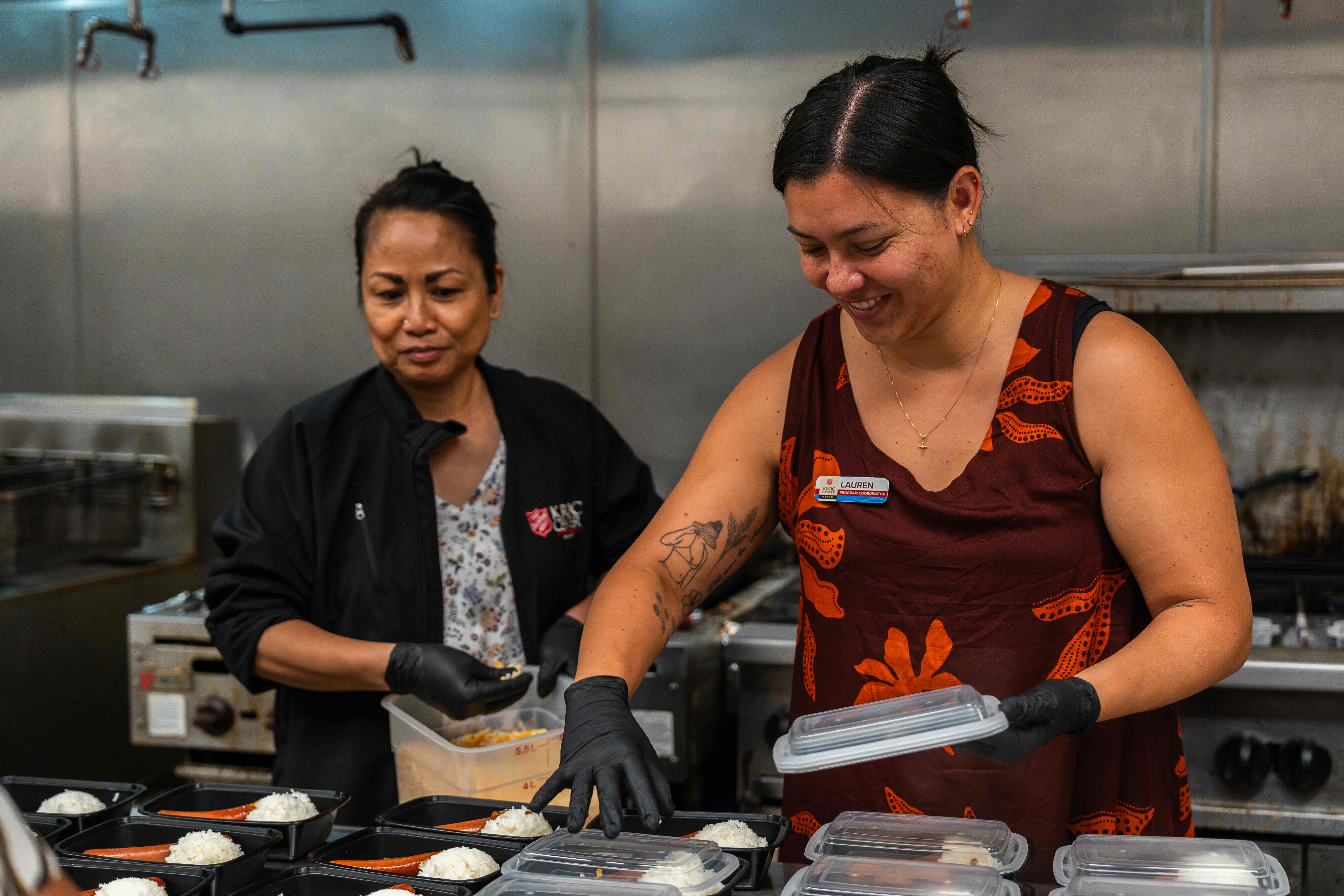 Kroc Center Hawaiʻi team preparing meals for veterans