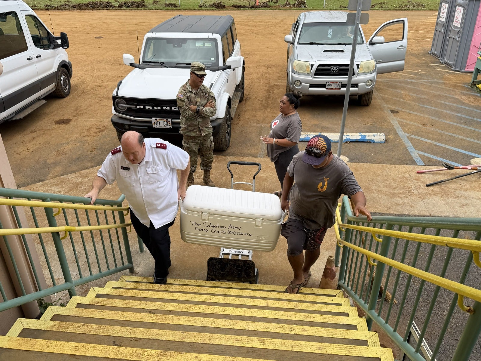 Captain Steve Howard delivers donated L&L meals to the Nāʻālehu shelter