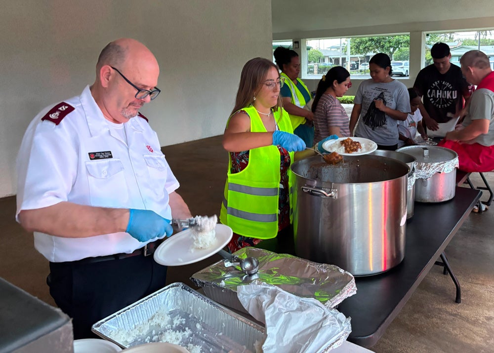 Drive-by community dinner in Lā&rsquo;ie