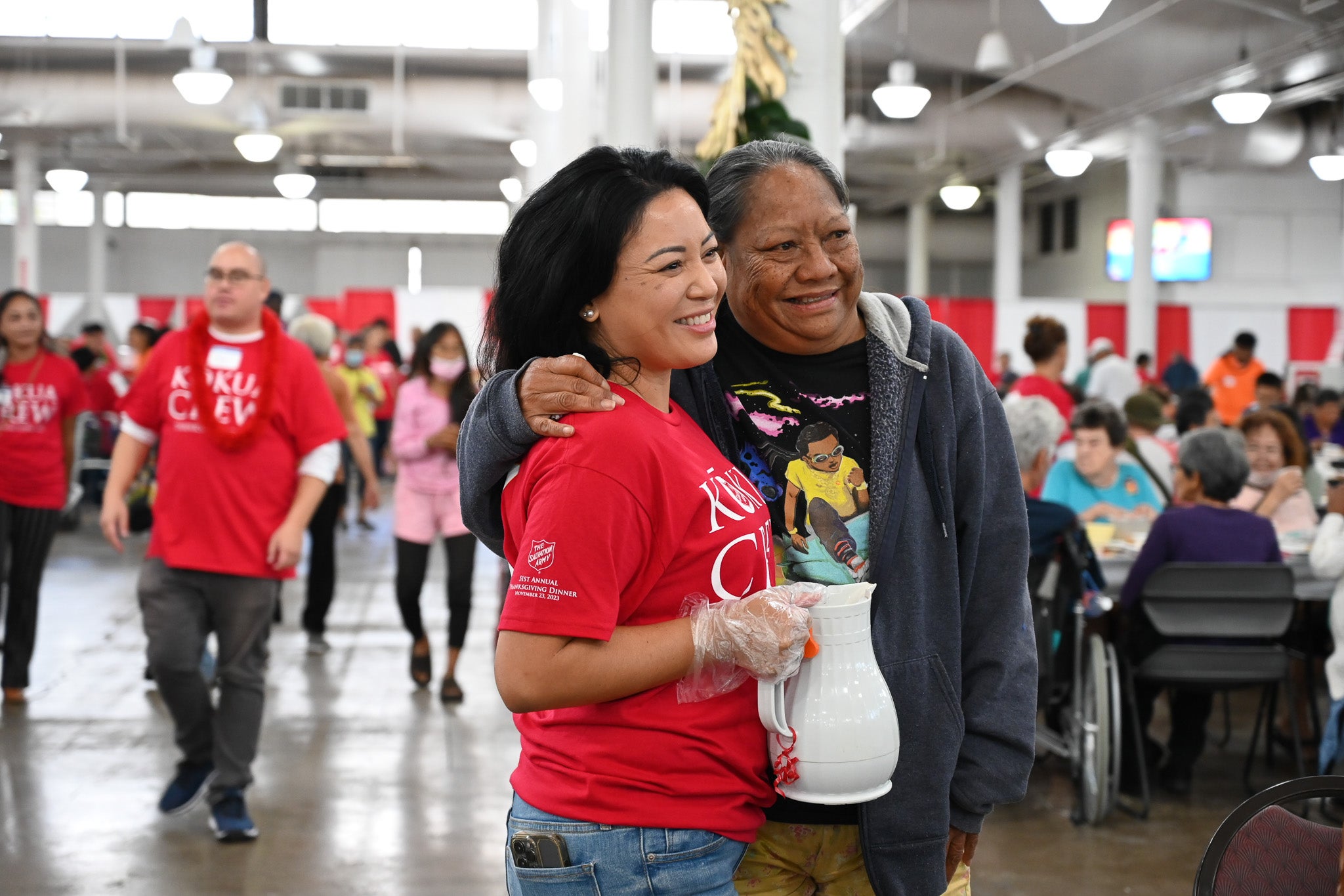 Volunteer serving a Thanksgiving meal