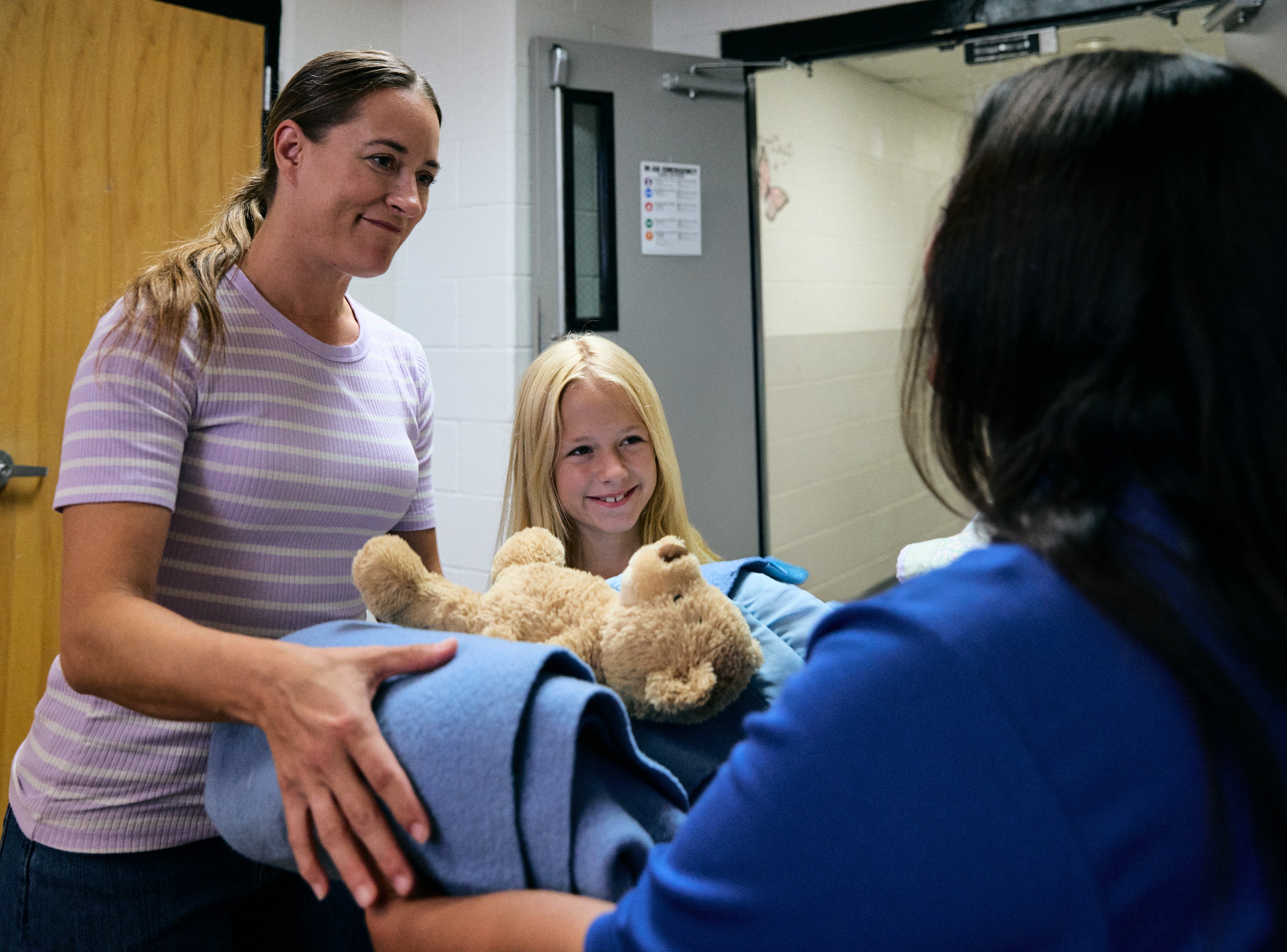 mom-and-daughter-at-shelter.HyjeA012Mg.jpg