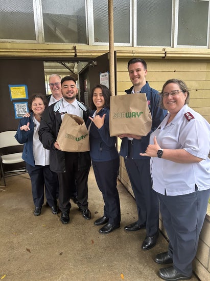 Salvation Army members delivering meals to Mānoa Valley District Park shelter